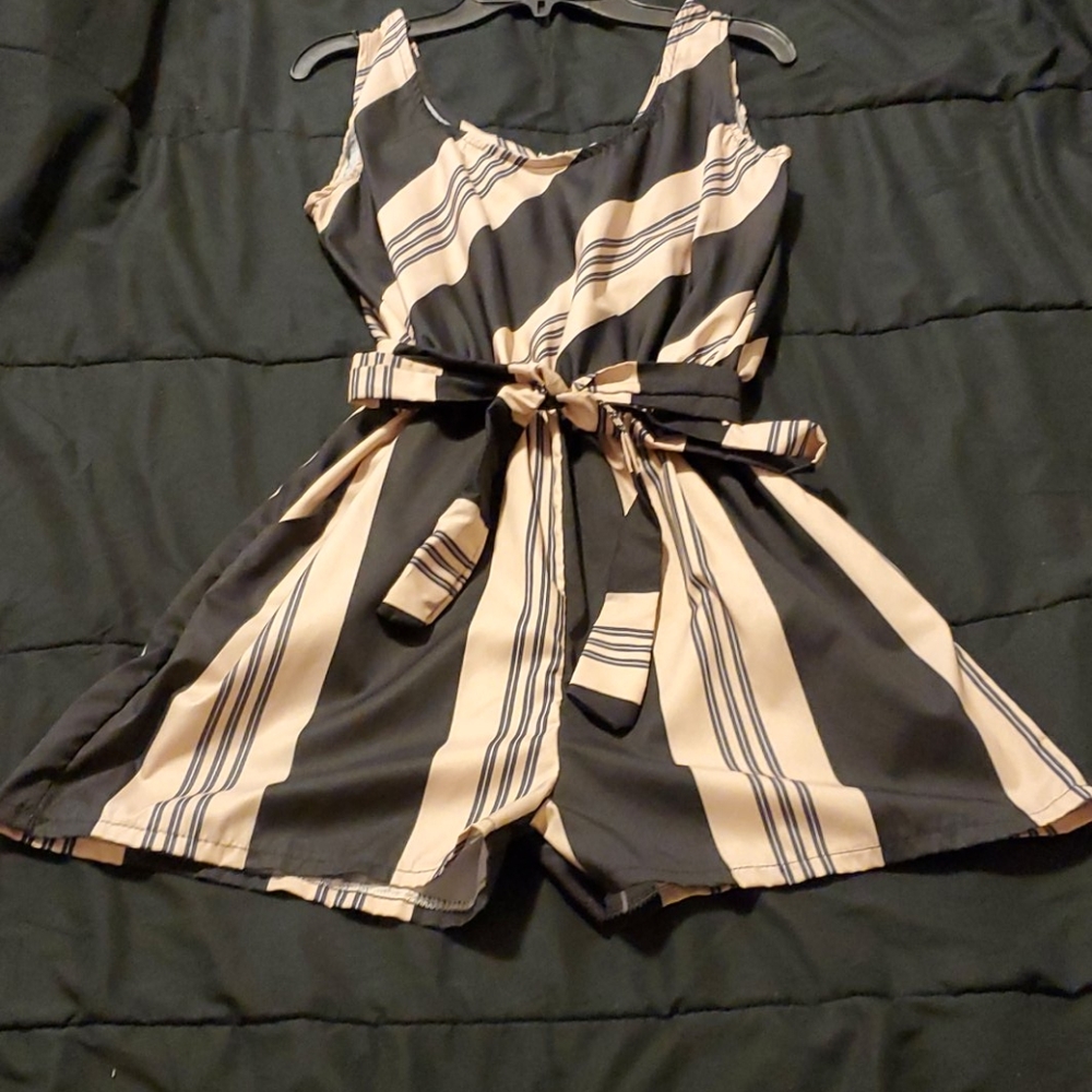 Short Rompers - Picture 3 of 6